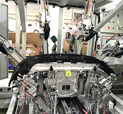 1噸氣液增壓缸：某汽車保險杠沖孔打孔，汽車倒車?yán)走_(dá)沖孔機(jī)設(shè)備廠家解決方案